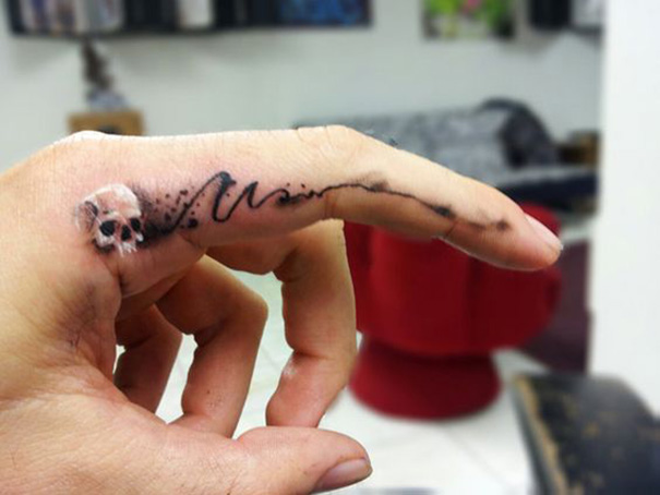 tatuagem de caveira no dedo 