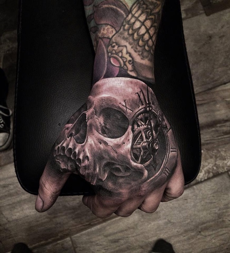 mão-homem-tatuagem-crânio-estilo 