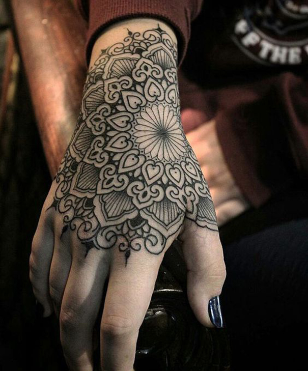 tatuagem de mandala na mão 