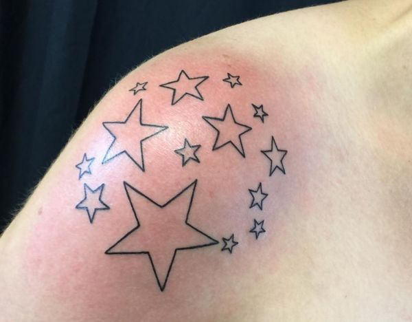 Estrelas tatuagem desenho no ombro 