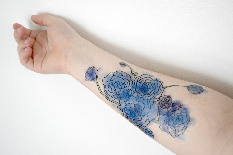 tatuagens-de-flores-mão-opções-belas-aquarelas 