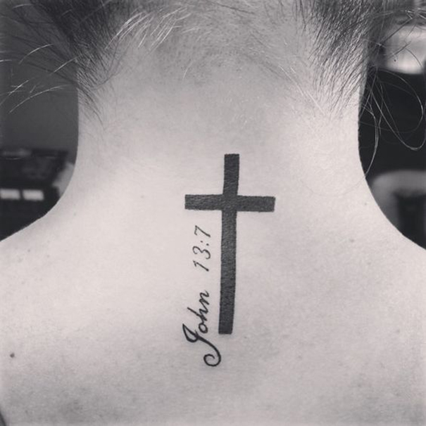 tatuagem cruzada no pescoço 