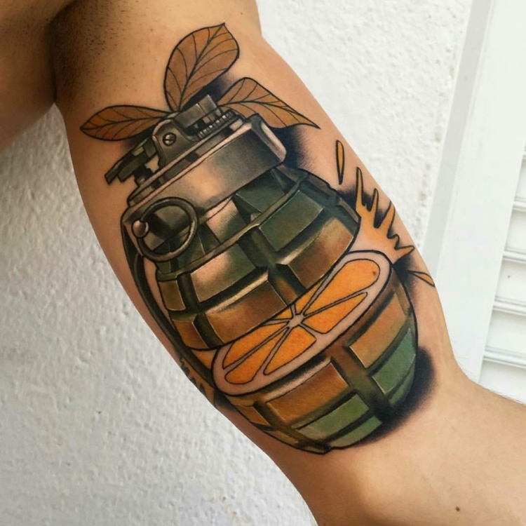 forma de braço de granada tatuada 