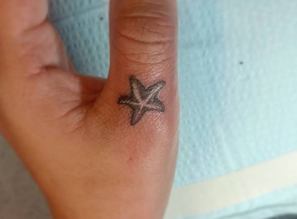 Pequena estrela do mar no dedo 