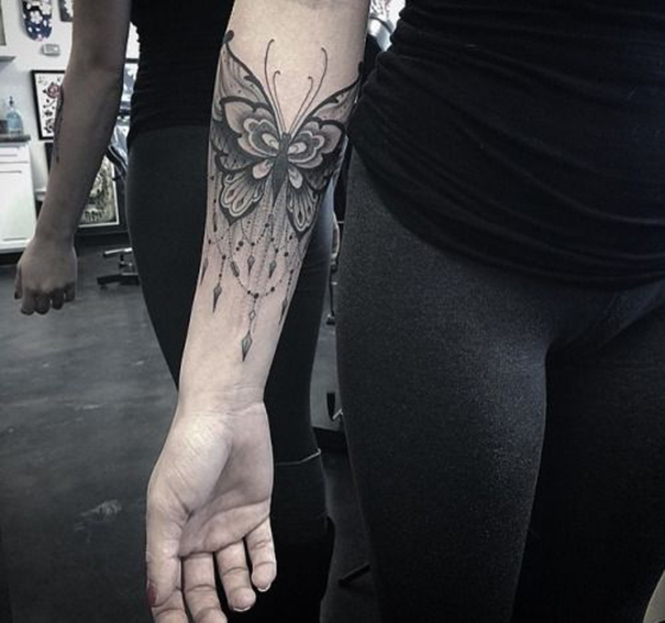 tatuagem de borboleta linda no braço 