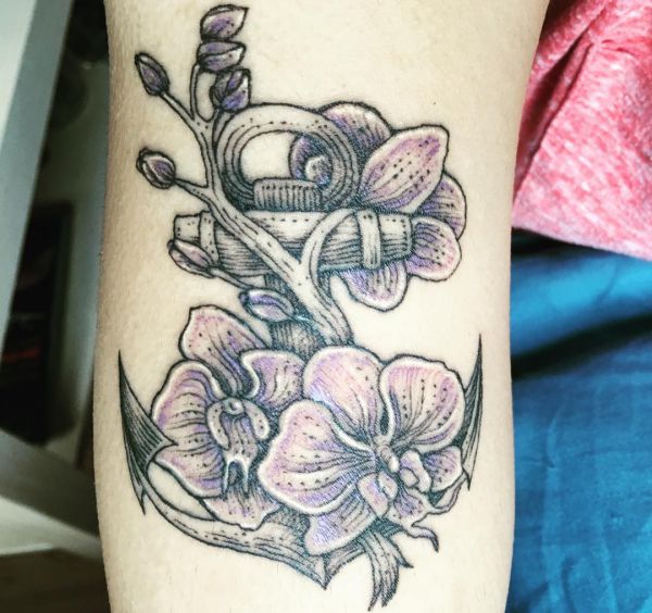 Âncora com flores no braço 