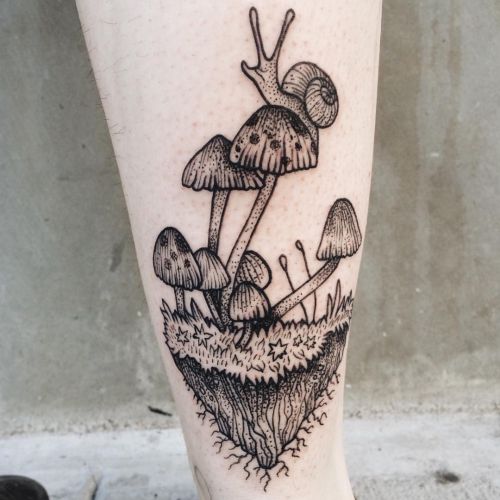 Caracol com design de tatuagem de cogumelo na perna 