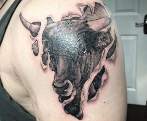 Tatuagem de design de cabeça de touro no braço 