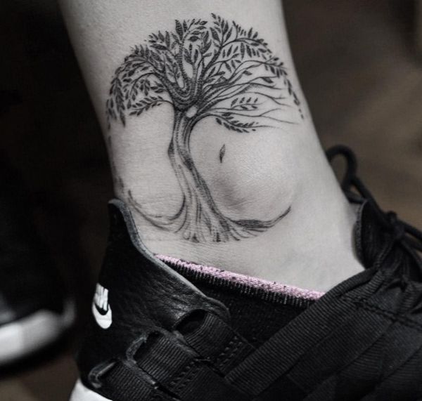 Árvore de tatuagem no tornozelo 