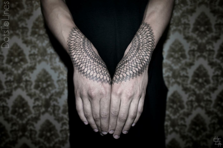 idéia moderna de mãos tatuadas 