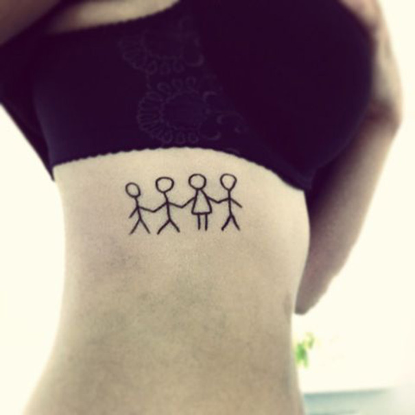 tatuagem de família na costela 