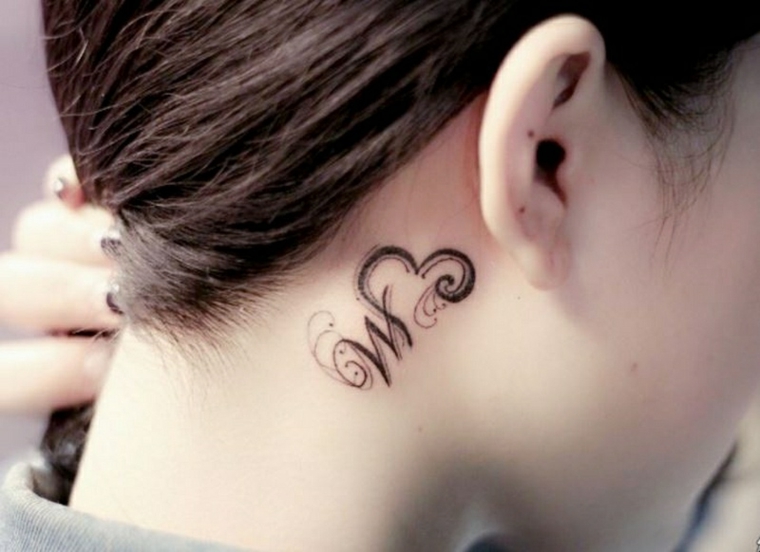 letras por trás do ouvido tatuado 