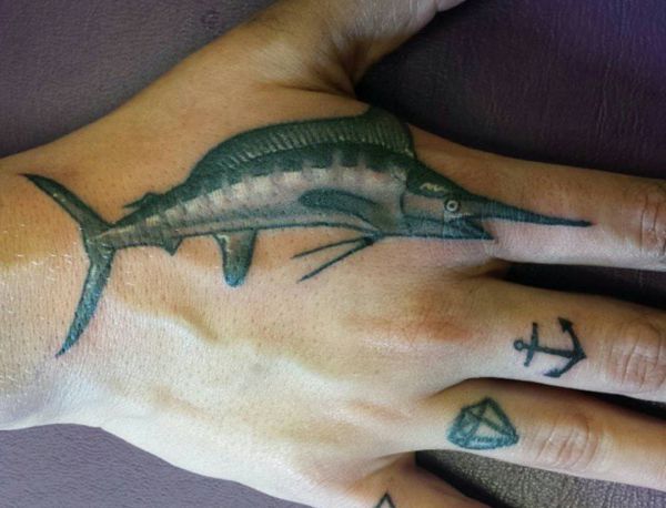 Tatuagem de espadarte na mão 