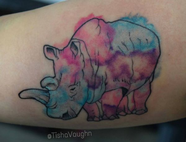 Rinoceronte Aquarela tatuagem no braço 