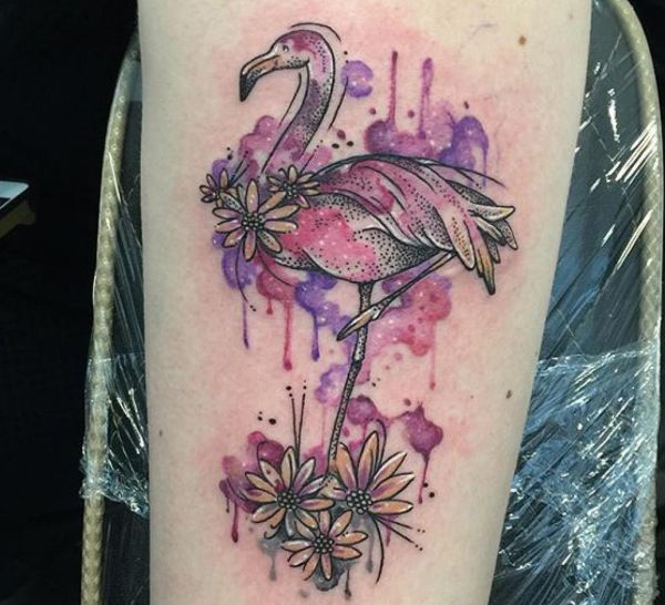 Tatuagem de aquarela flamingo com flores para a perna 