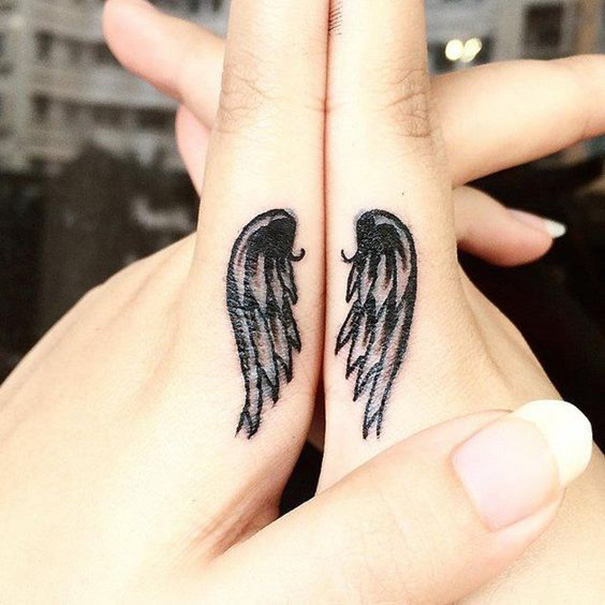 tatuagem de anjo no dedo 