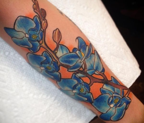 Tatuagem de orquídea roxa no braço 