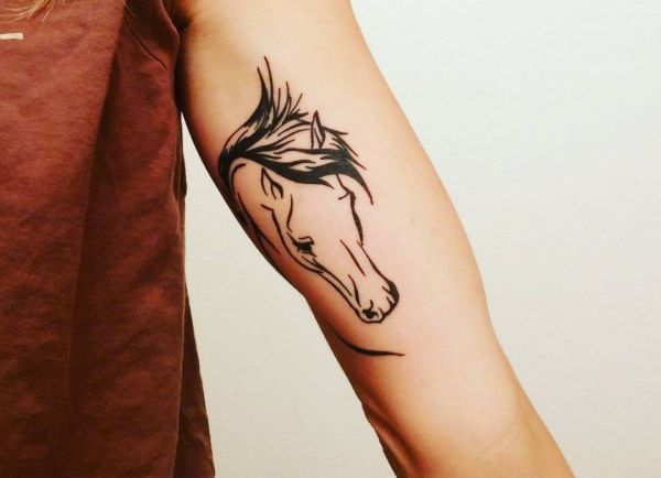 Simplesmente desenho de tatuagem de cabeça de cavalo no braço 
