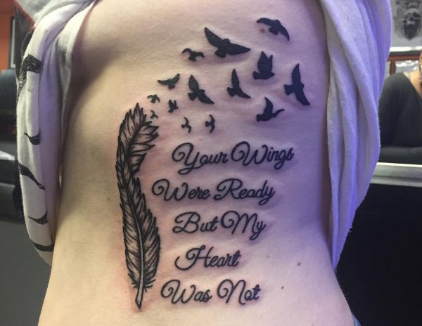 Pena dos pássaros voando provérbios de tatuagem 