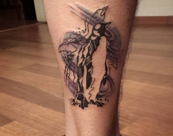 Projeto de pingüim tatuagem abstrata na parte inferior da perna 