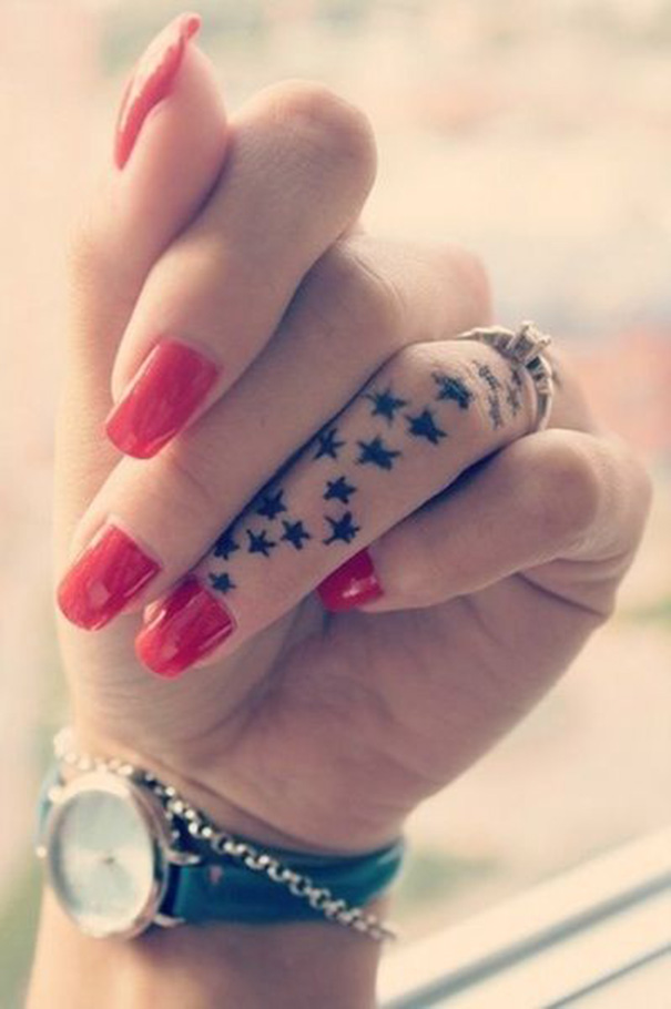tatuagem estrela no dedo 