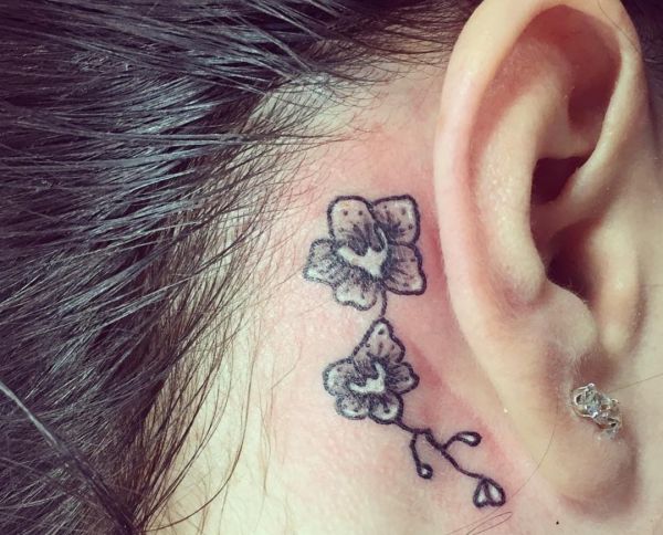 Projeto pequeno da tatuagem da orquídea atrás da orelha 