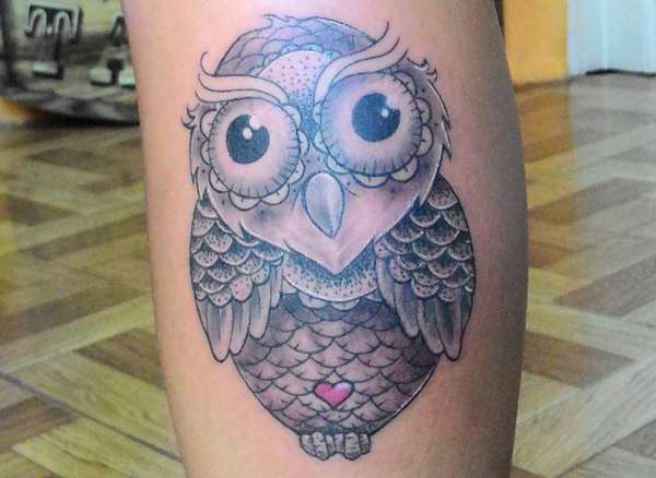 Tatuagem de coruja com coração na perna 