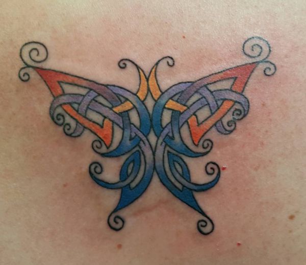 Tatuagem de borboleta celta colorida 