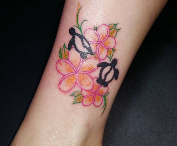 Tartarugas com tatuagem de flores na parte inferior da perna 