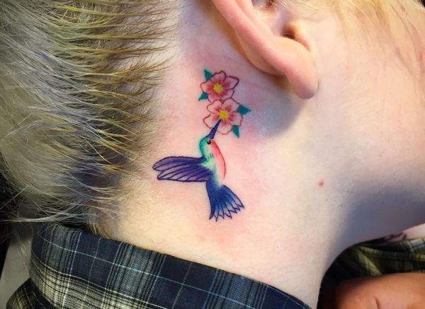 Tatuagem beija-flor flor de cerejeira atrás da orelha 