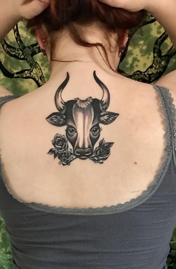tatuagem de zodíaco de taurus nas costas 