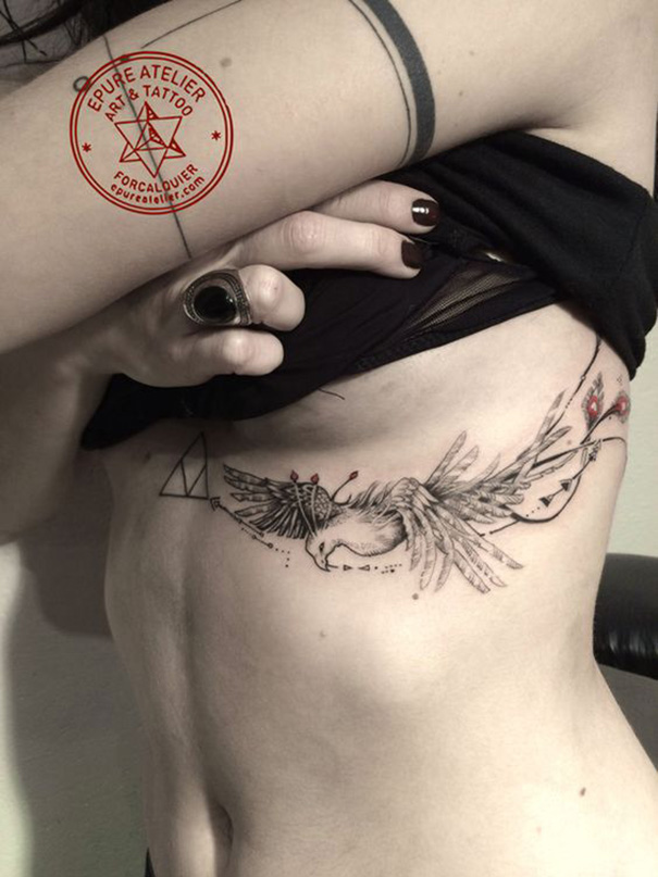 tatuagem de fênix na costela 