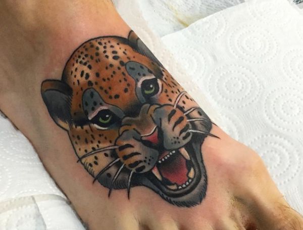 Design de cabeça de leopardo no pé 