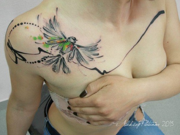 tatuagem de pássaro por Aleksey Platunov. 