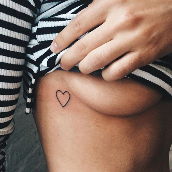 tatuagem de coração na costela 