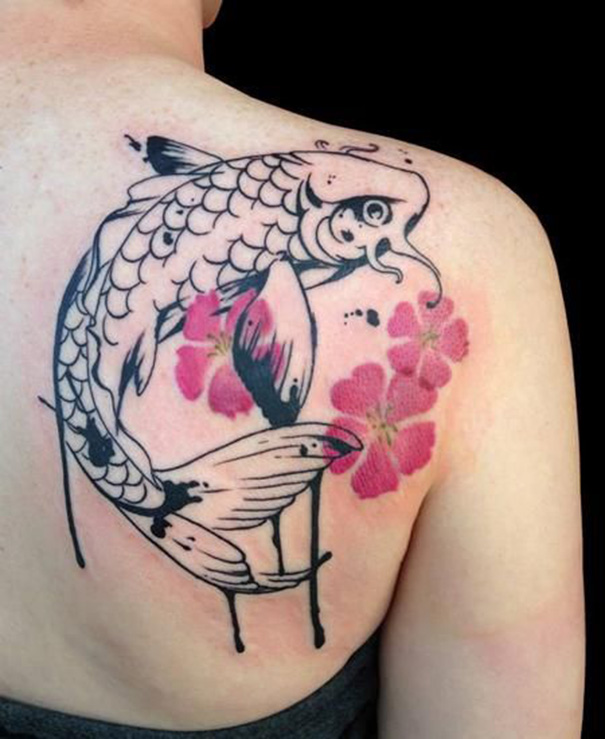 tatuagem de peixe koi no ombro 