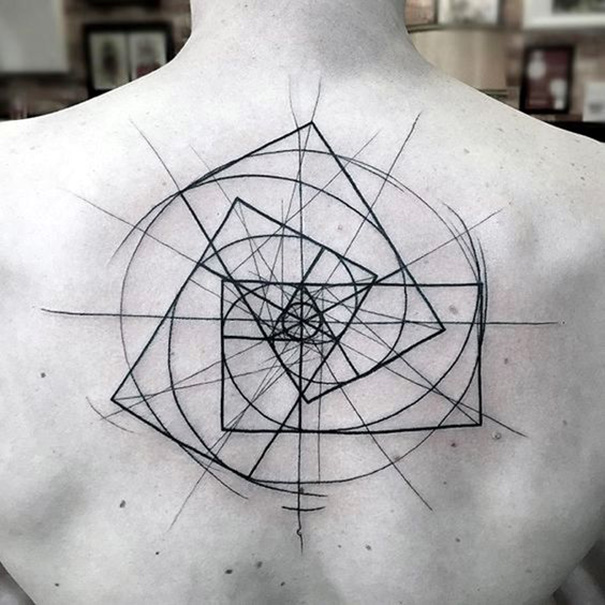 tatuagem abstrata nas costas 