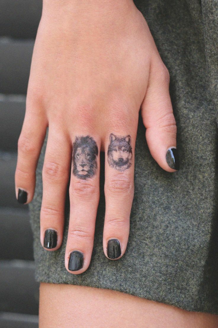 mãos de dedos de animais tatuados 