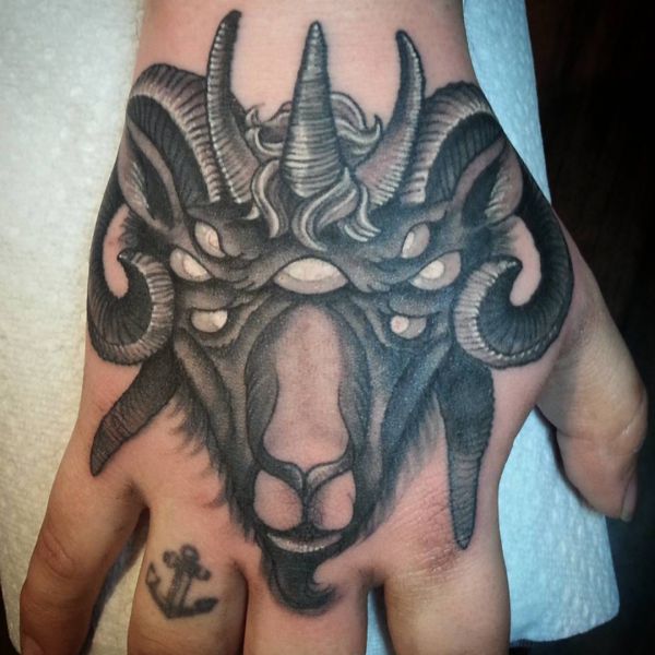 Tatuagem de cabra na mão 