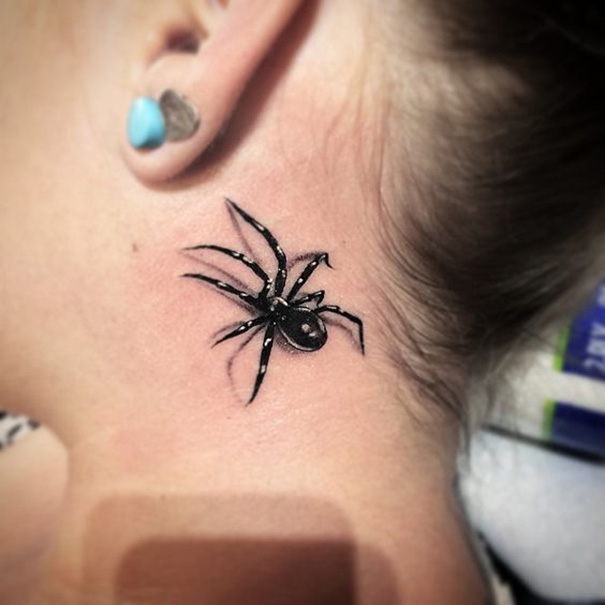 tatuagem de aranha atrás da orelha 