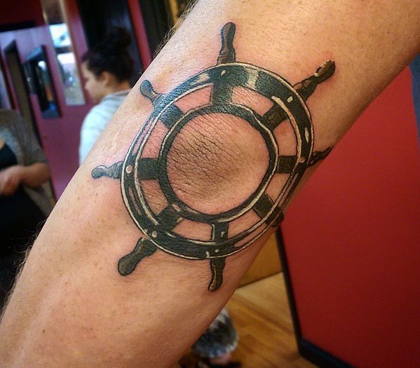 Roda do navio de tatuagem no cotovelo 