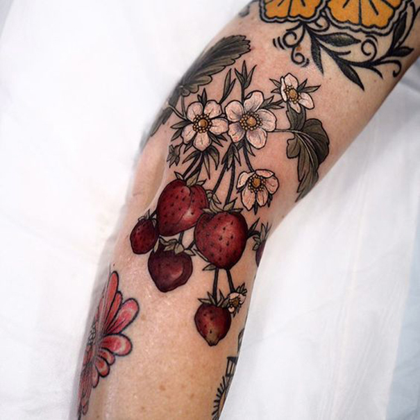 tatuagem de morango no braço 