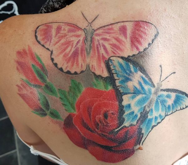 Dois, borboleta, com, rosa, tatuagem, desenho, ligado, a, scapula 