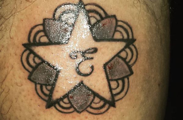 Desenho de tatuagem de estrela de mandala 