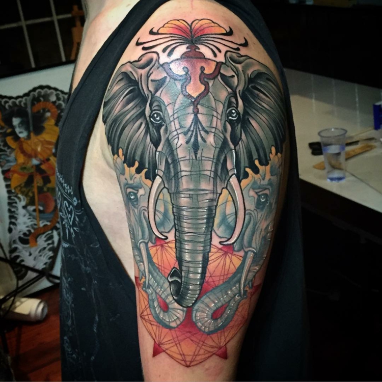 braço original do elefante do projeto das tatuagens 