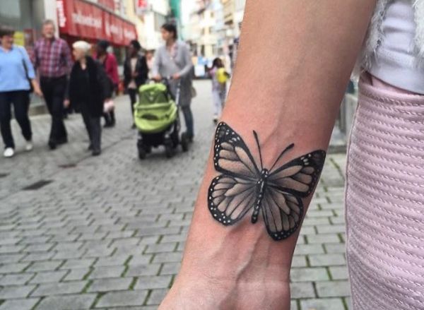 Design de tatuagem linda borboleta no pulso 