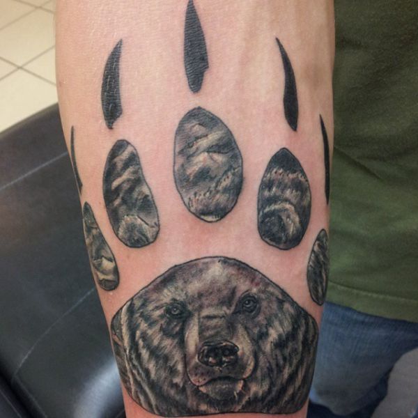 Tatuagem de pata de urso no antebraço 