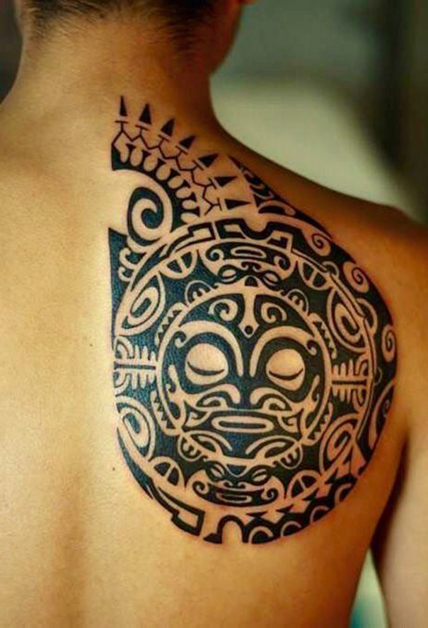 tatuagem tribal maia nas costas 