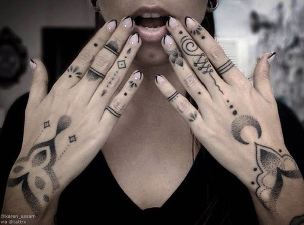 tatuagens de mão blackwork 