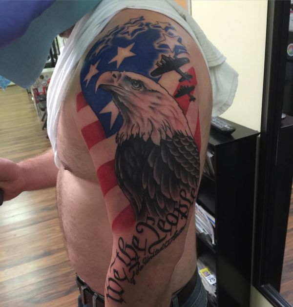 Águia careca com bandeira americana no braço 